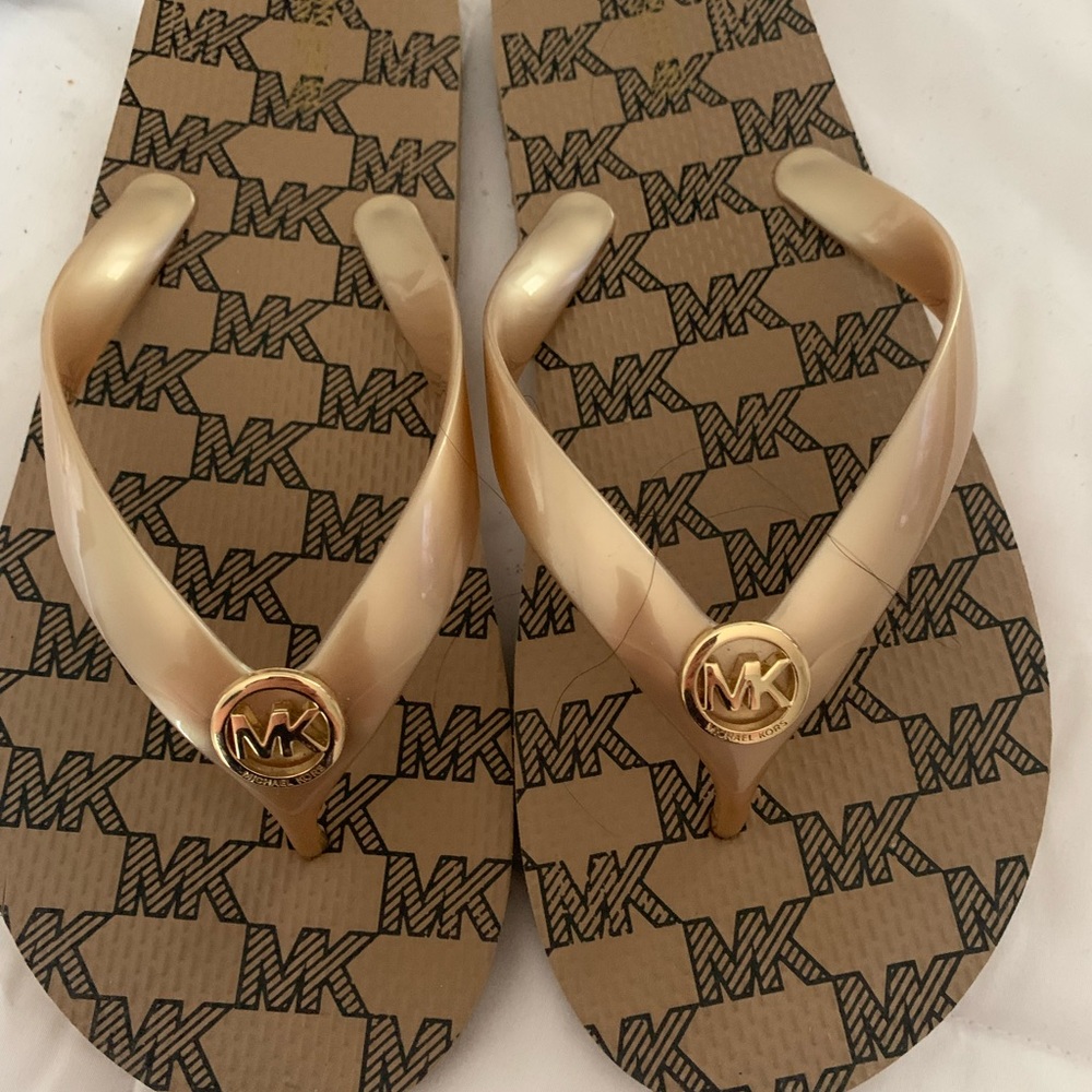 Michael Kors flip flop size 8